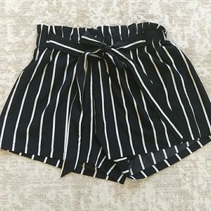 Shein Striped Pleated Waistband Shorts M Black White Stripes